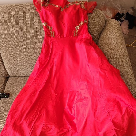 Red gown - Picture 1 of 2